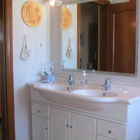 Willa Luxury 6 Bedroom Oceanfront - Sleeps 22 Guests *